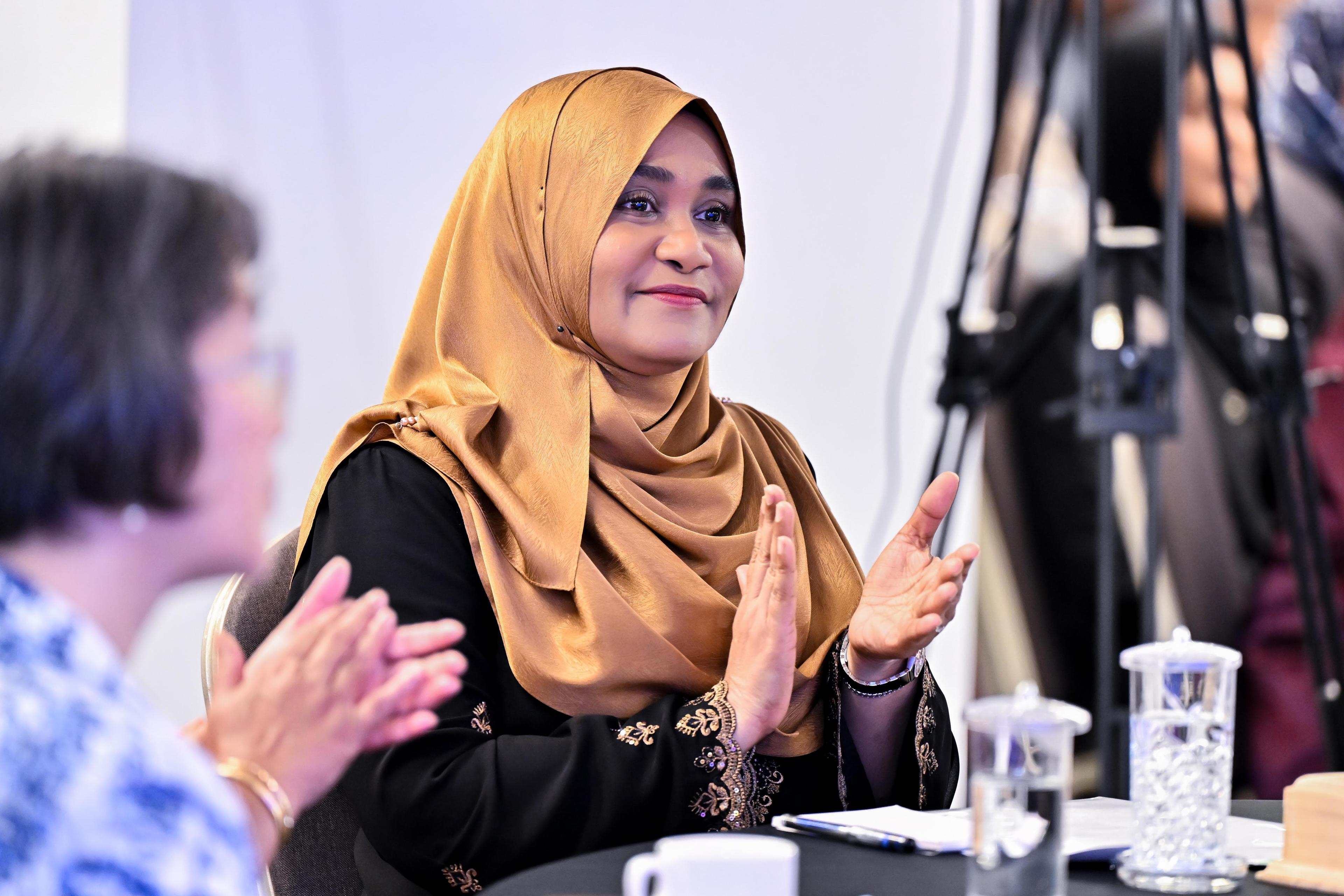 އަލަށް އުފަންވާ ކުދިންނަށް ފަރުވާކުރުމަށް ޒަމާނީ ވަސީލަތްތައް ބޭނުންކުރިނަމަވެސް އެކަމަށް އެންމެ މުހިންމީ ހުނަރުވެރި އަތްތަކެއް: ފަސްޓް ލޭޑީ